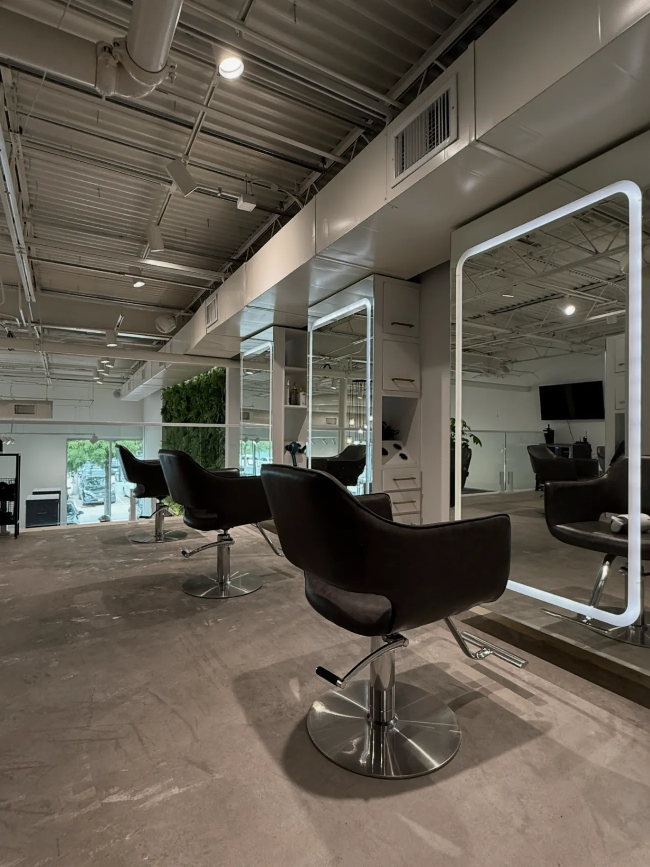 Inside Slate Collective in Houston — natural-light color suite where Jennifer Slim sees guests